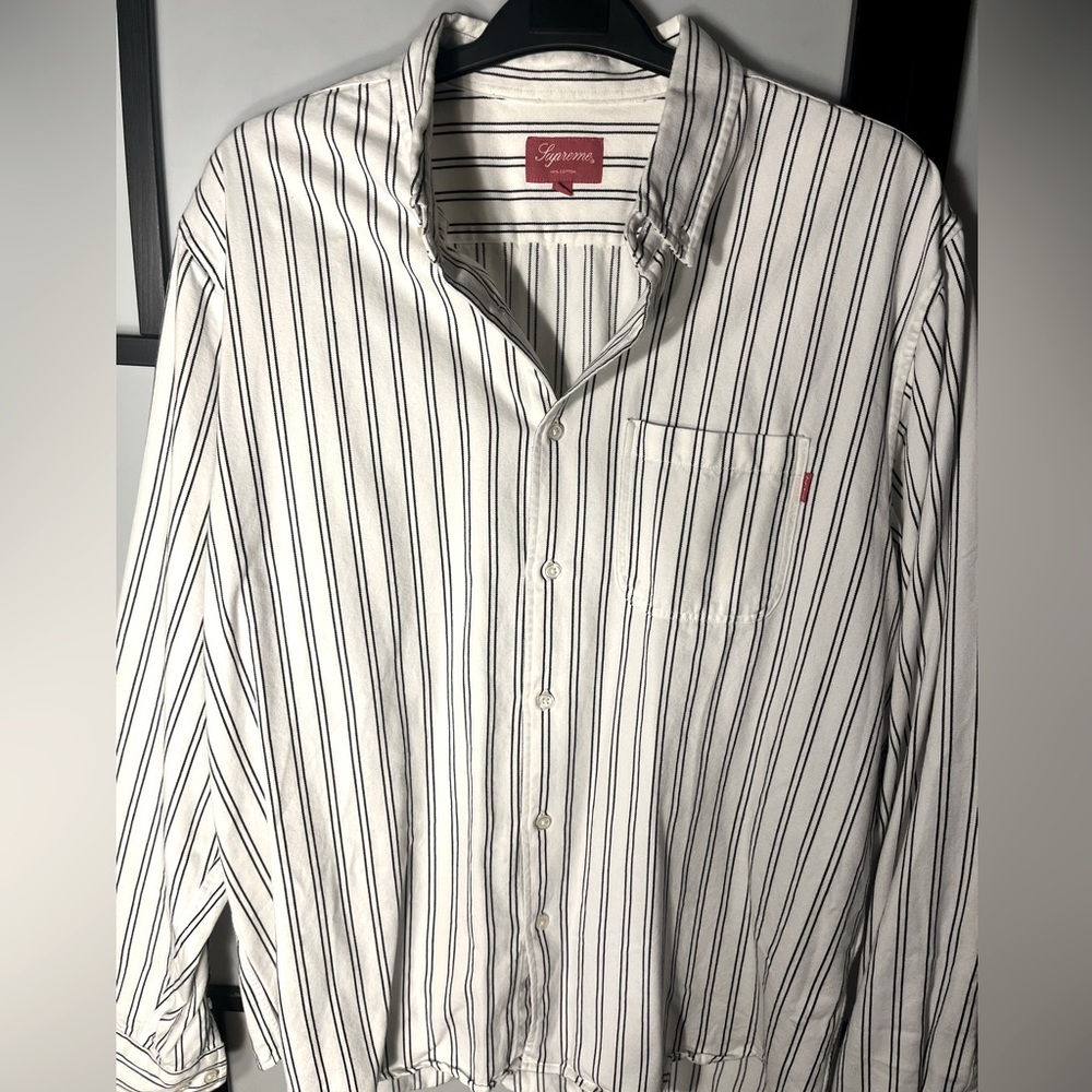 Supreme striped oxford button down men’s shirt. Worn once. Size XL.